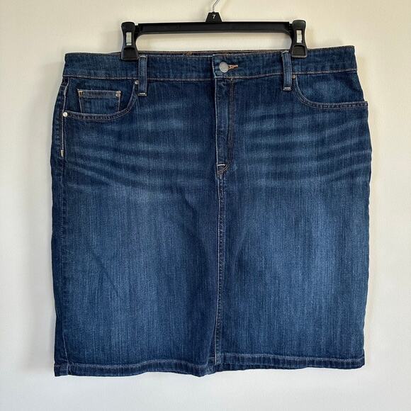 LL Bean Favorite Fit Denim Short Skirt Straight Cotton Blend Womens Sz 16 - Picture 1 of 11